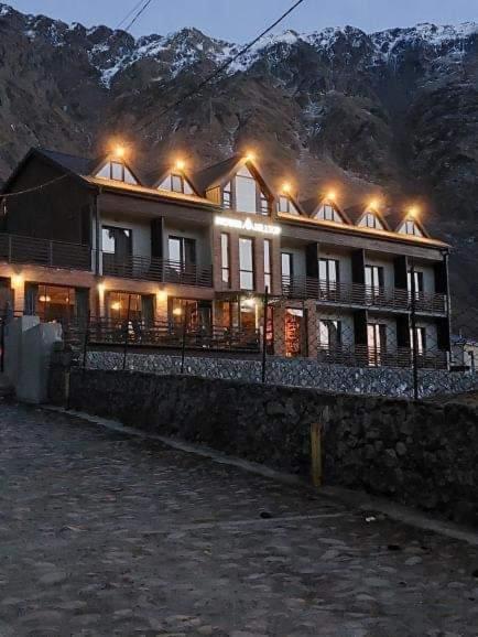 Hilltop Kazbegi Hotel Екстериор снимка