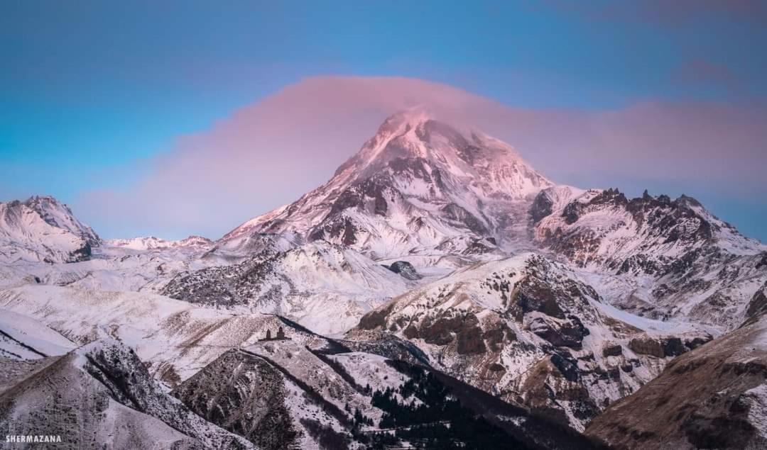 Hilltop Kazbegi Hotel Екстериор снимка