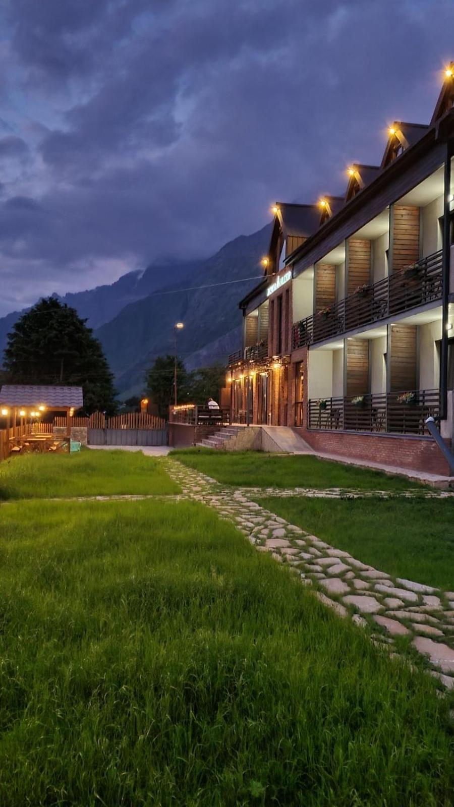 Hilltop Kazbegi Hotel Екстериор снимка