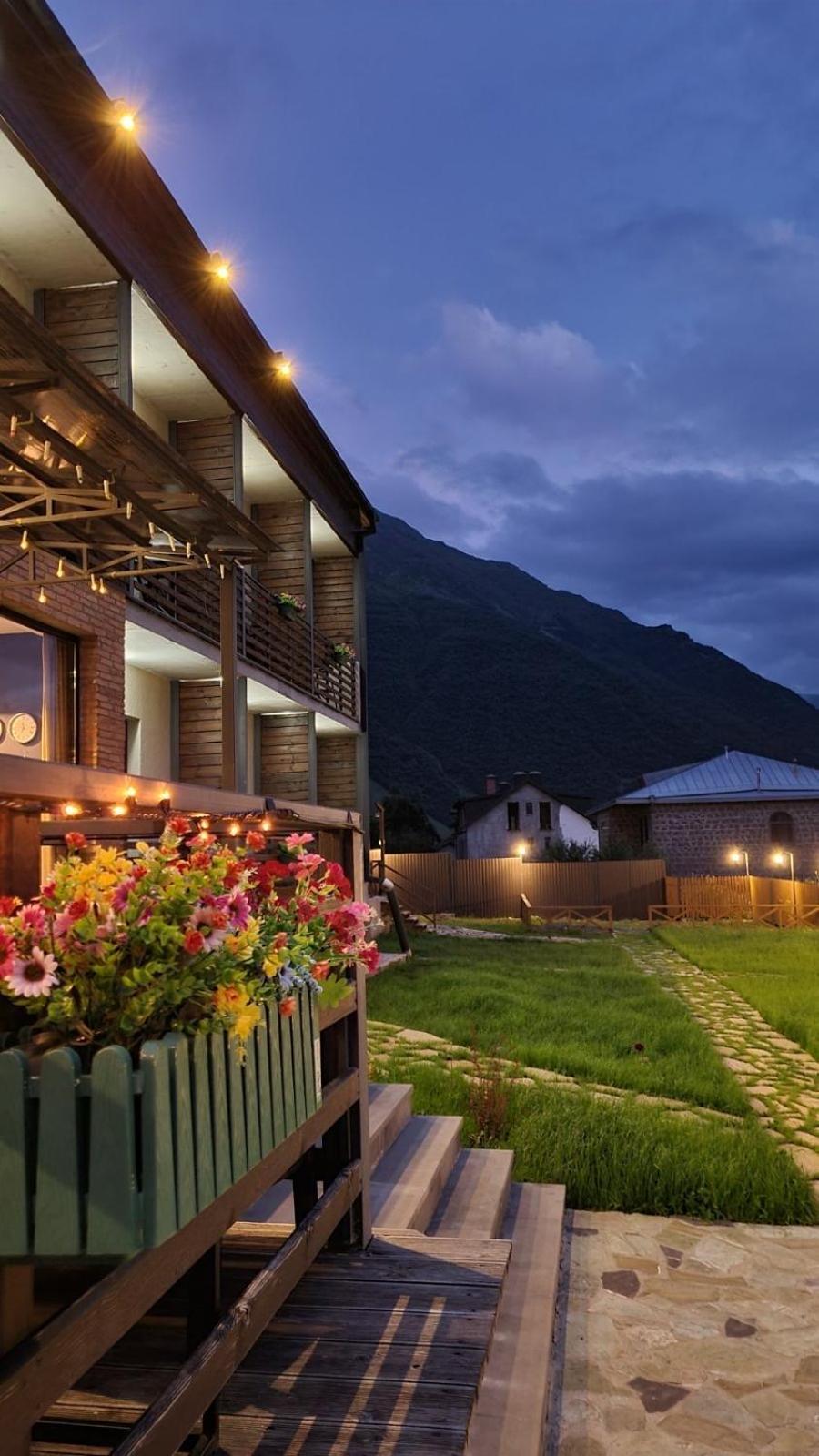 Hilltop Kazbegi Hotel Екстериор снимка