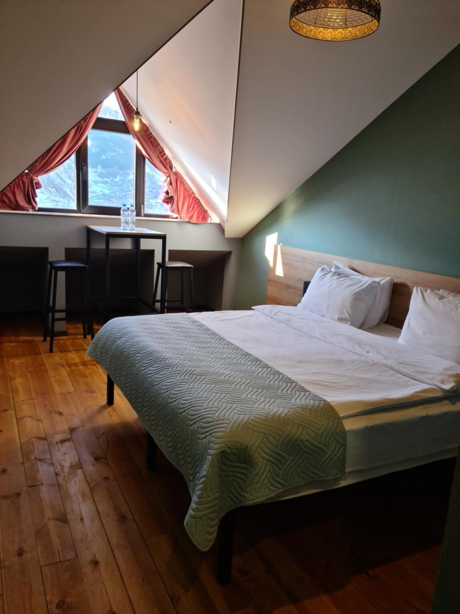 Hilltop Kazbegi Hotel Стая снимка